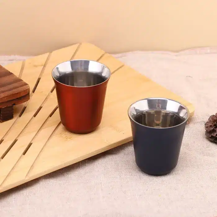 café serré servi dans une petite tasse 1