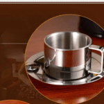 Tasse à café en acier et soucoupe