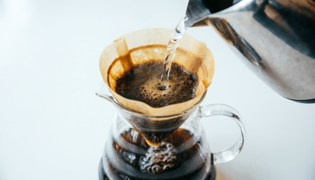 Reflux gastrique café décaféiné : 7 astuces infaillibles pour continuer à te faire plaisir sans brûlures